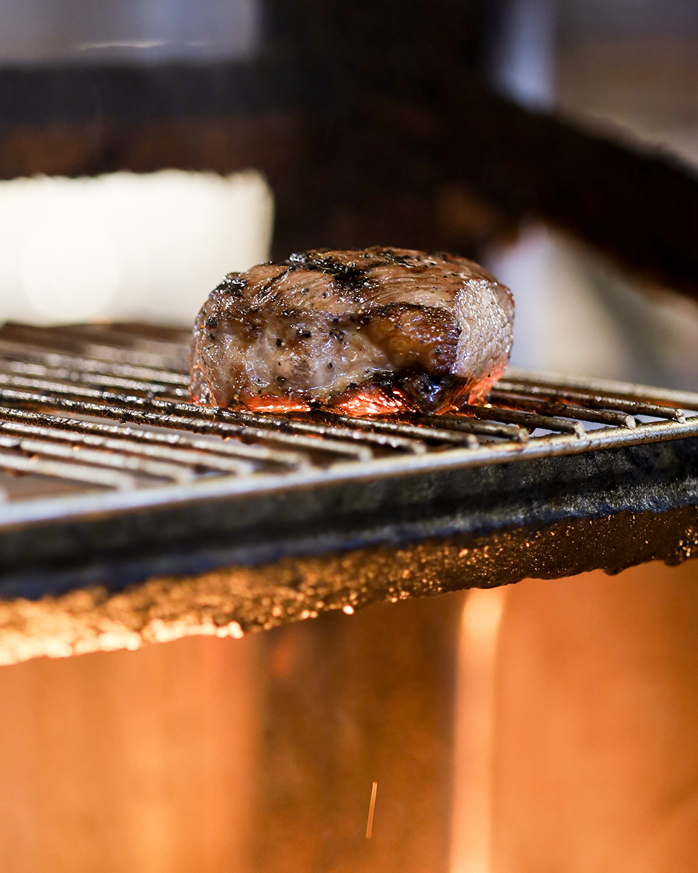 松山意舍酒店「Que 原木燒烤餐廳」同步於 10 月期間推出「森巴皇后牛排吃到飽」優惠活動。