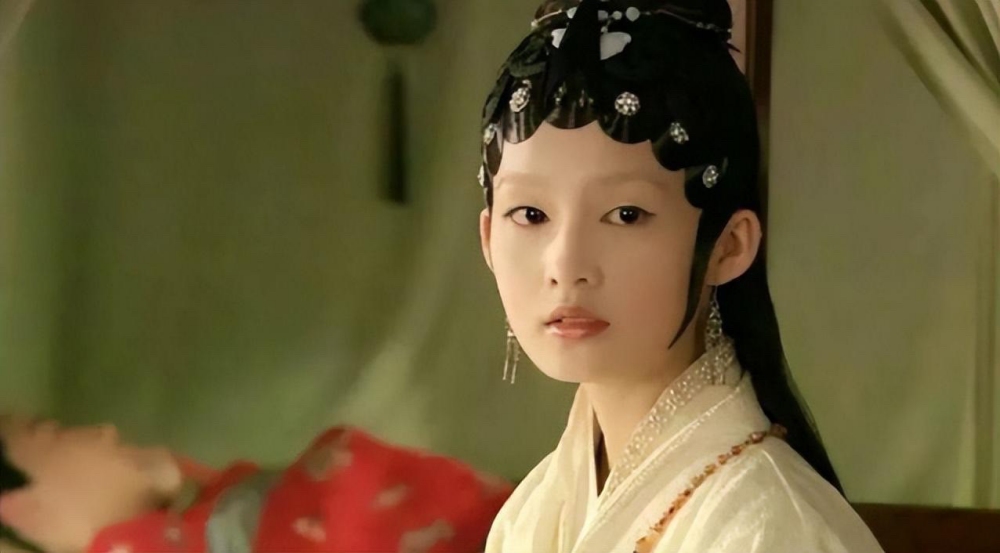 李沁18歲在中國名導李少紅版本的《紅樓夢》飾演「薛寶釵」少女年期，