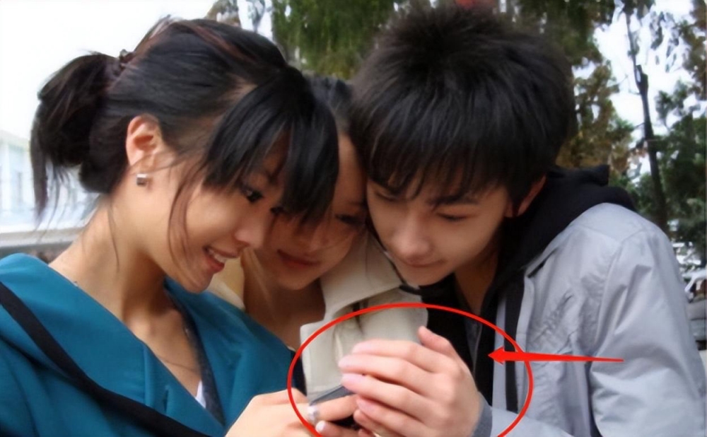 李沁與楊洋的親暱照片在微博瘋傳。