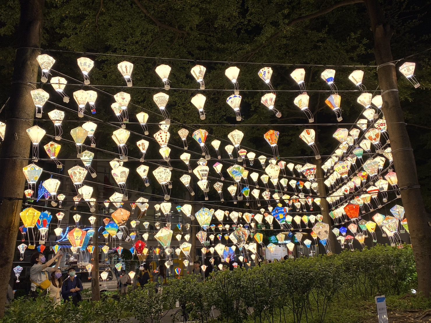由台東縣政府提供熱氣球燈飾，將捷運中山站變成台東了！