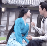 吳磊、趙露思在《星漢燦爛·月升滄海》的幕後影片中，展現撩耳環、摸耳殺各種親暱舉動。