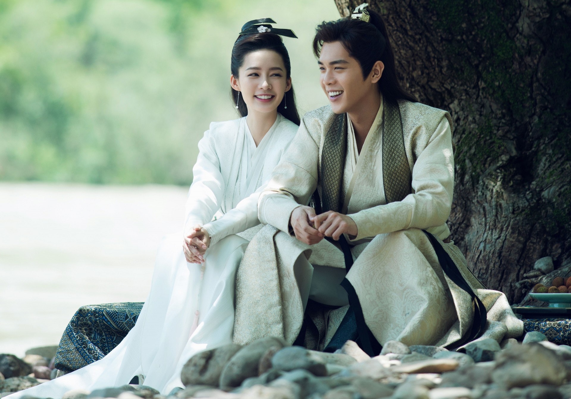  李沁（左）與張若昀在《慶餘年》飾演小情侶，是不少觀眾心中的最佳CP。（取自慶餘年微博）