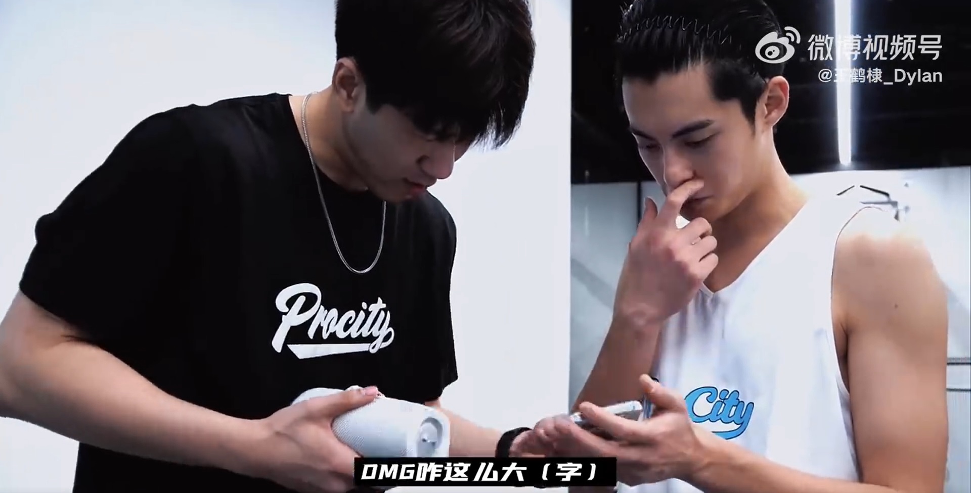 王鶴棣（右）被運動夥伴發現手機字體超級大。（取自王鶴棣微博）