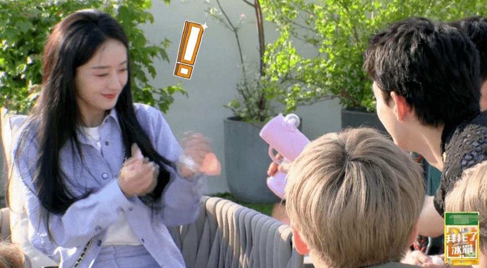《拜託了冰箱》節目中，吳磊（右）留意到趙麗穎在旁發呆，便拿玩具槍故意鬧她開心。