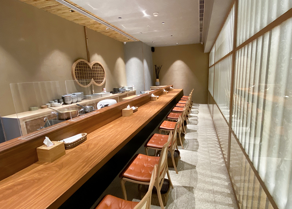 復興 SOGO 店「日本橋海鮮丼辻半」雖然是在百貨商場，半封閉式的餐廳，仍保有低調靜謐的舒適感。