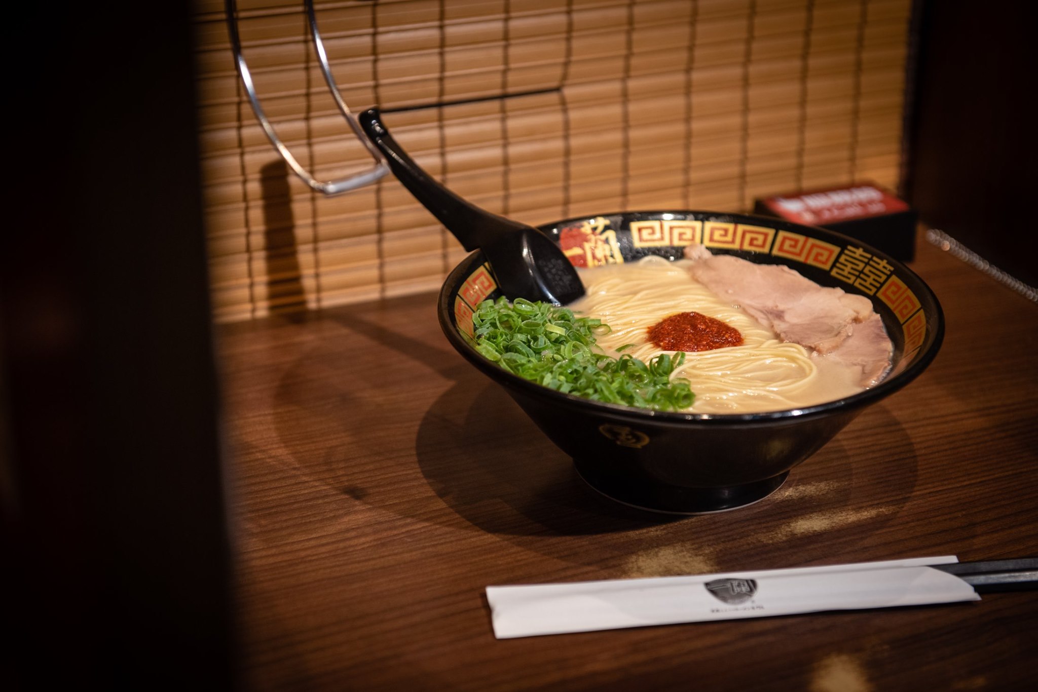 「一蘭拉麵」經典的「天然豚骨拉麵」更是調整至近 300 元，讓網友驚呼賣比日本貴還漲。