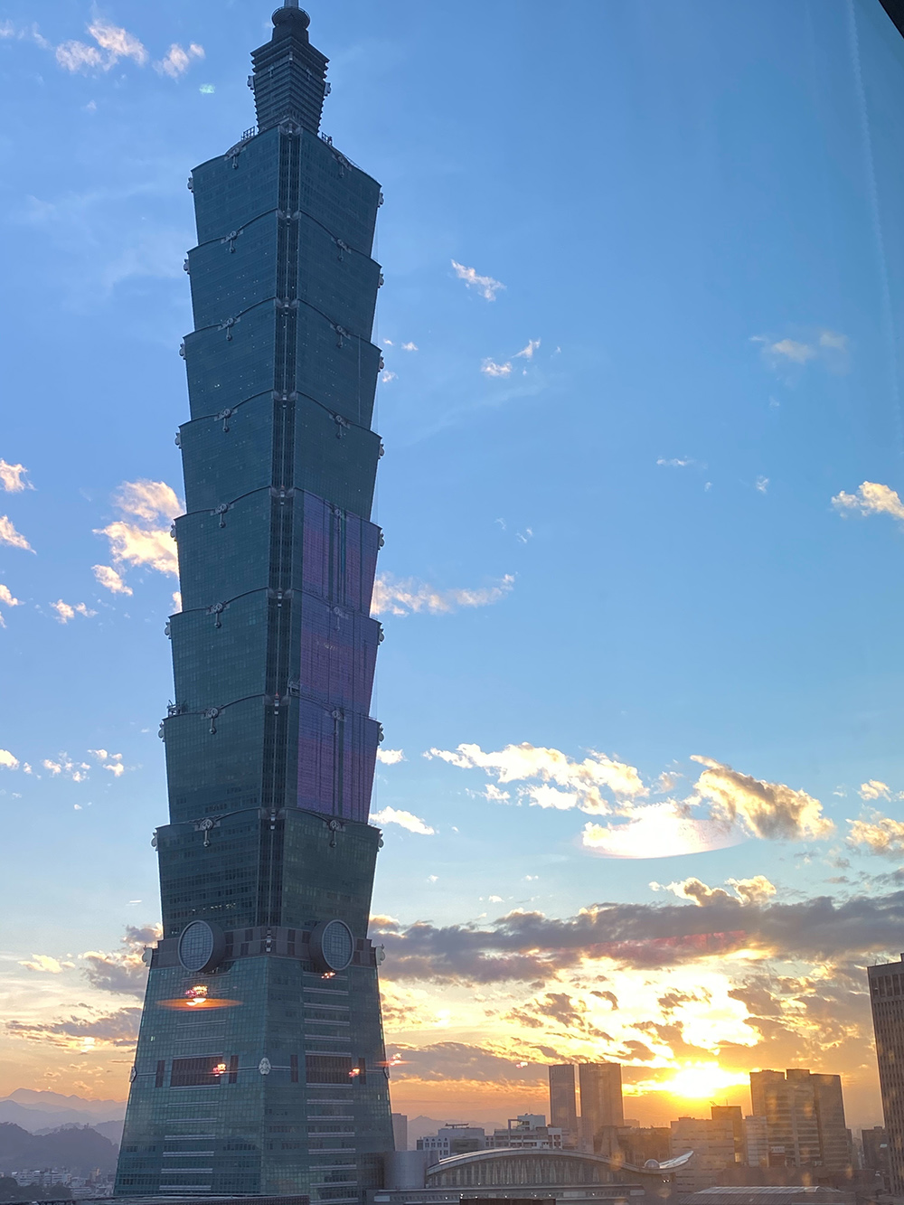 新馬辣 Plus+「2023 跨年餐廳」大面落地窗俯瞰信義區百萬夜景，抬頭就能看到 101 大樓