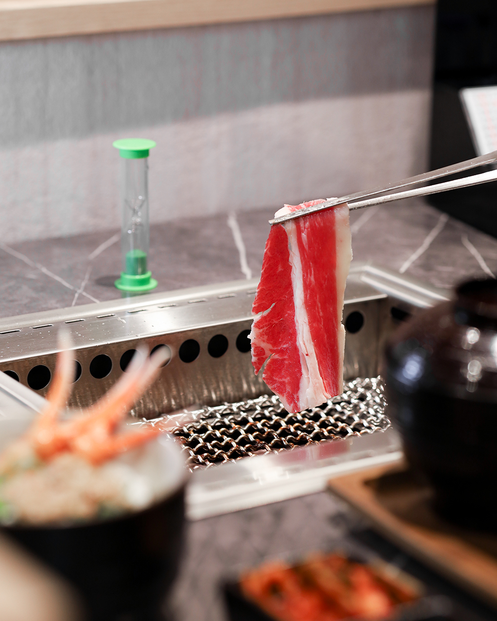 台北個人燒肉「IKIGAI 燒肉專門店」旁邊還有附上燒肉計時漏斗，跟著指示翻面，就能吃到最完美的燒肉（蕭芷琳攝）