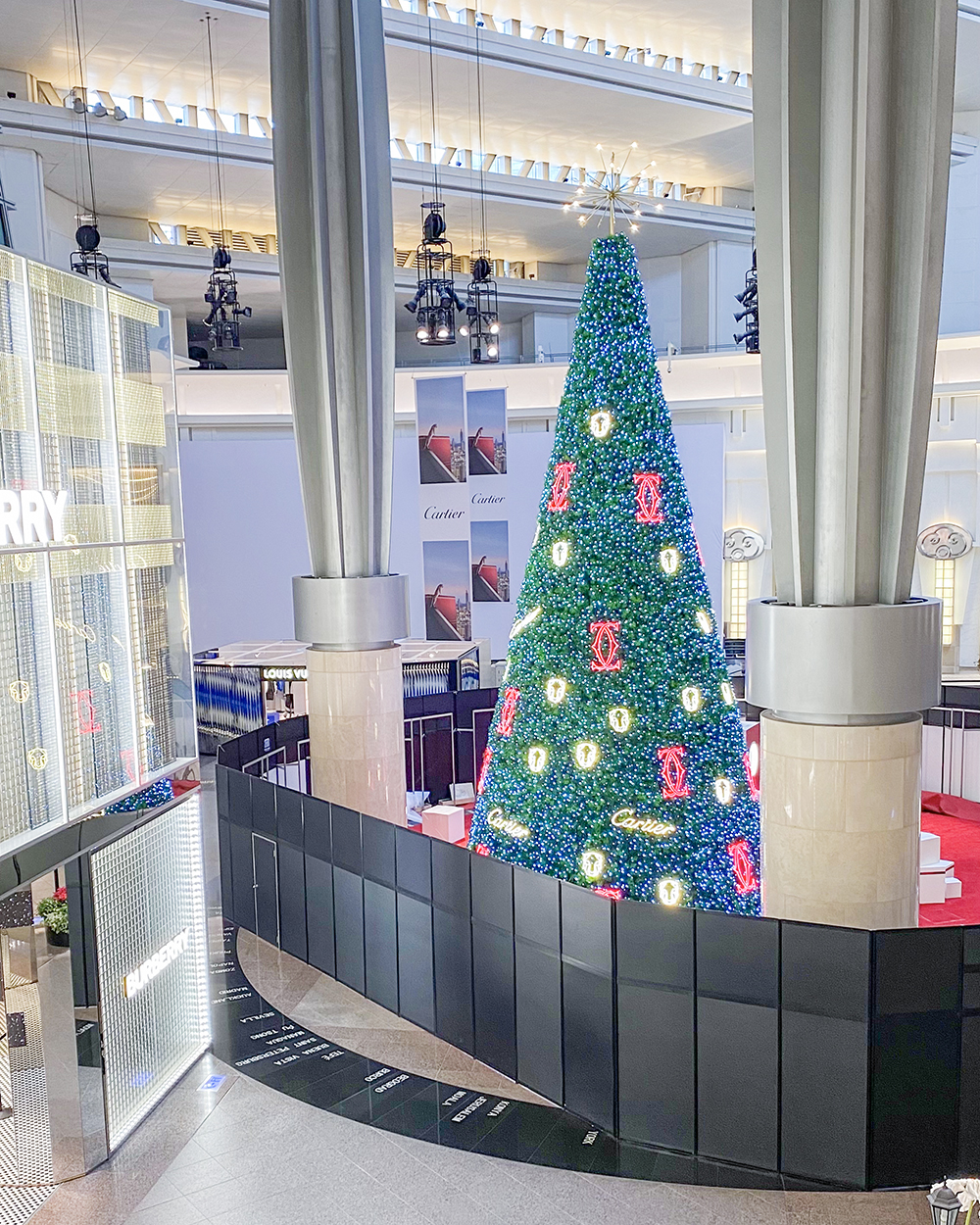 台北 101「雙跨年活動」共呈現出 101 顆聖誕樹！而這顆由 Cartier 設計高達 12 公尺高的巨型聖誕樹絕對是拍攝重點