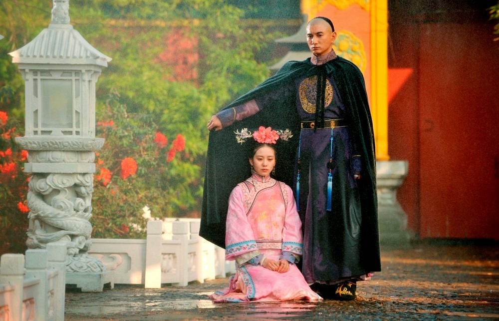 劉詩詩（左）與吳奇隆搭檔演出《步步驚心》後大紅，兩人也在戲外結成連理。（取自劇照）