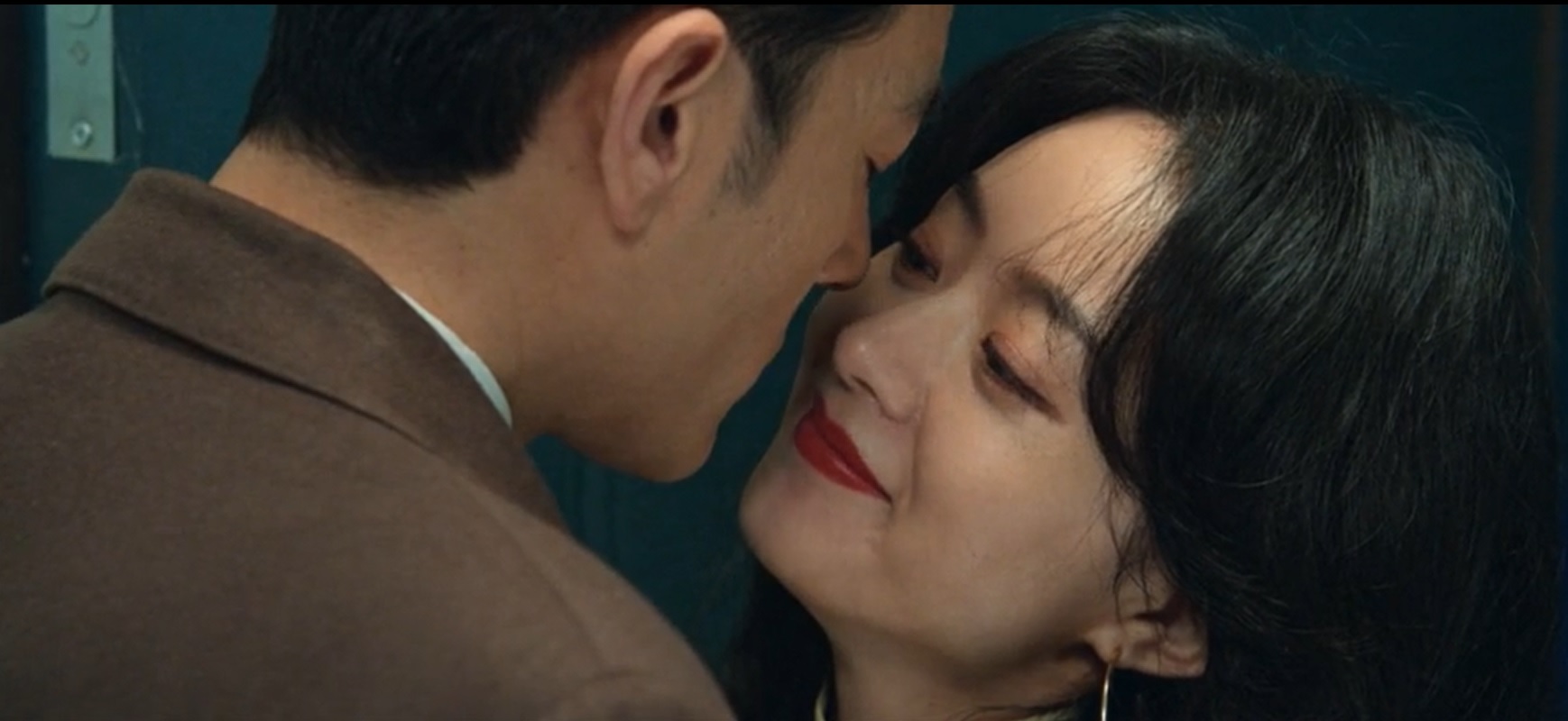 趙麗穎（右）與李光潔在《風吹半夏》第16集差點吻上，因為一通電話被打斷。（取自風吹半夏微博）