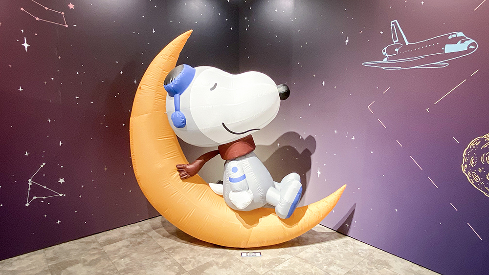 台北展覽「史努比宇宙探險」現場打造多個太空主題展區，來此還能拍到坐在月亮上的史努比。