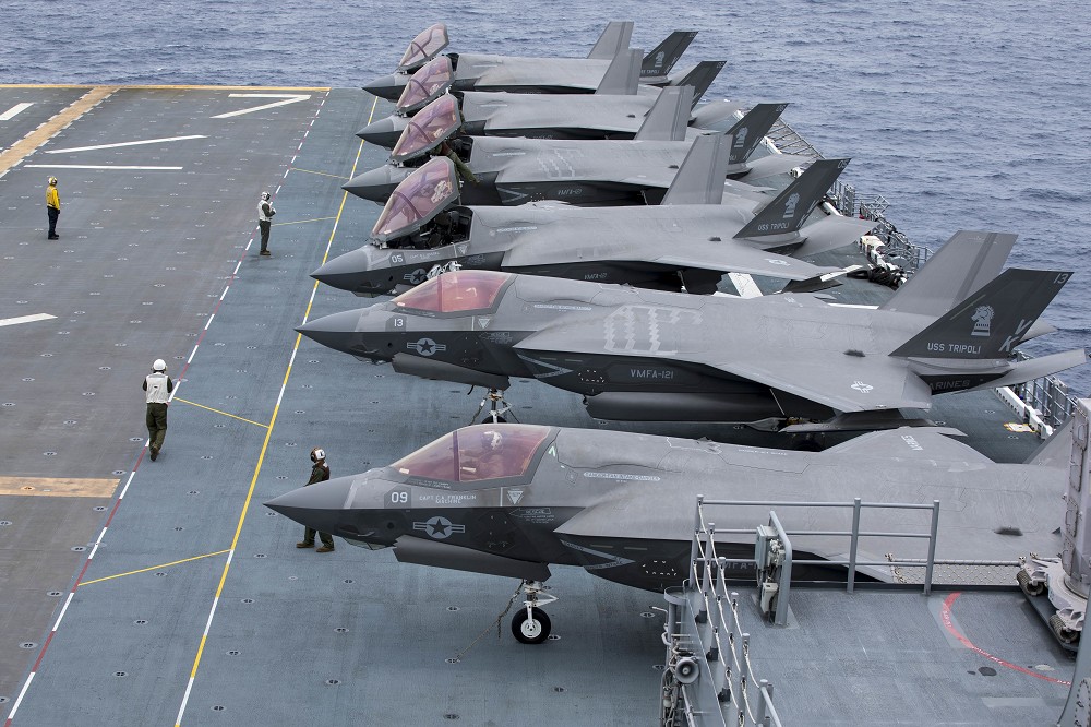 排列在「的黎波里號」飛行甲板上的F-35B戰機。