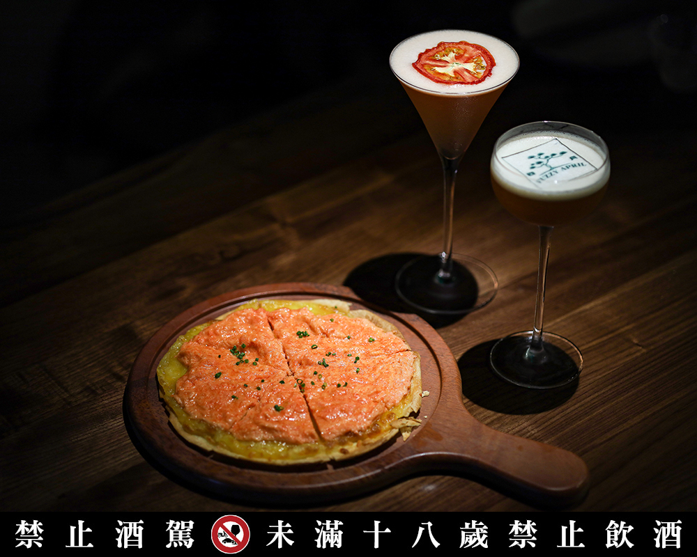 台北餐酒館「四月 Fuzzy April」推薦餐點：明太子披薩、山農耕／售價 280 元、420 元