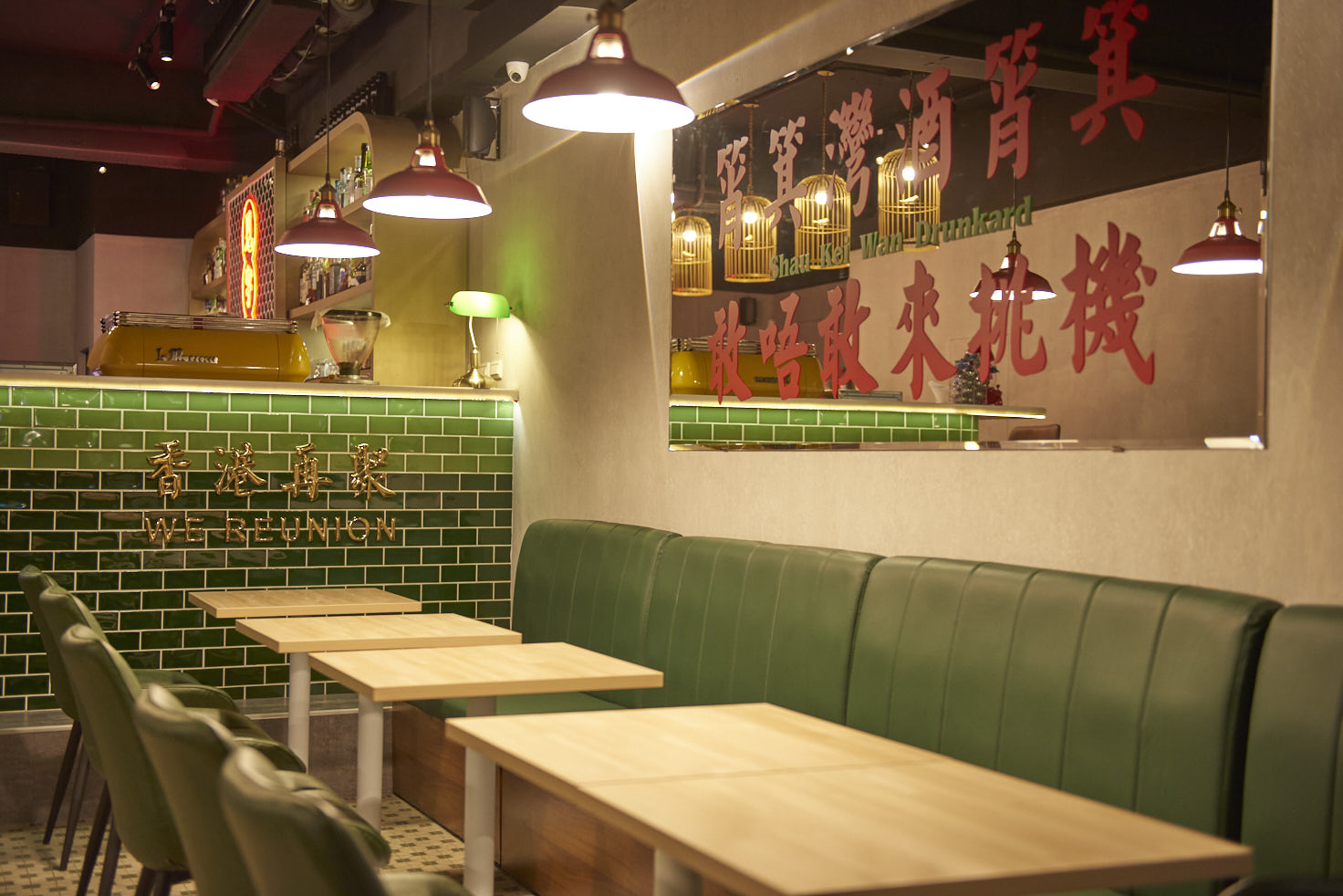 台北港式餐酒館「再聚」相當適合打卡！以懷舊港片風格打造，呈現濃濃港式文化