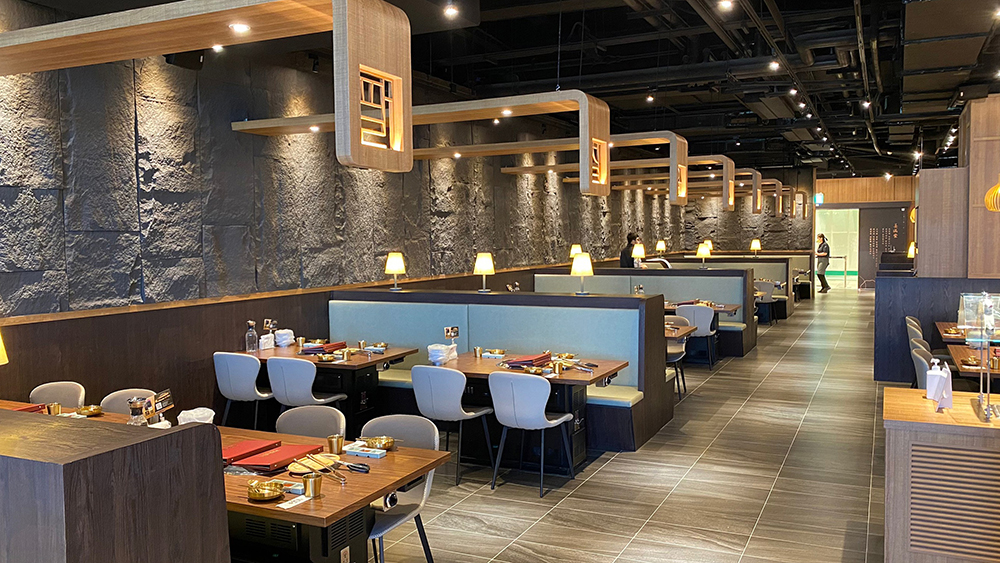 有「韓國美學系燒肉店」之稱的「姜滿堂」，台南店融合韓國青瓦臺的建築美感，讓人宛若置身於韓國用餐。
