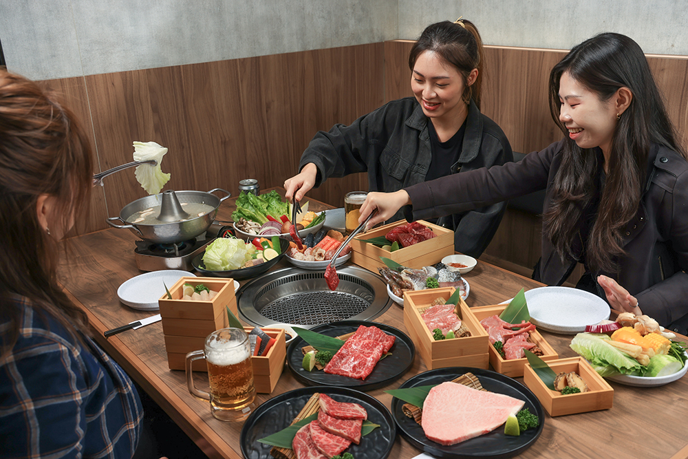 為了歡慶新開幕，燒肉吃到飽「本格燒肉」台南店更推出「韓式部隊鍋」限定版菜單