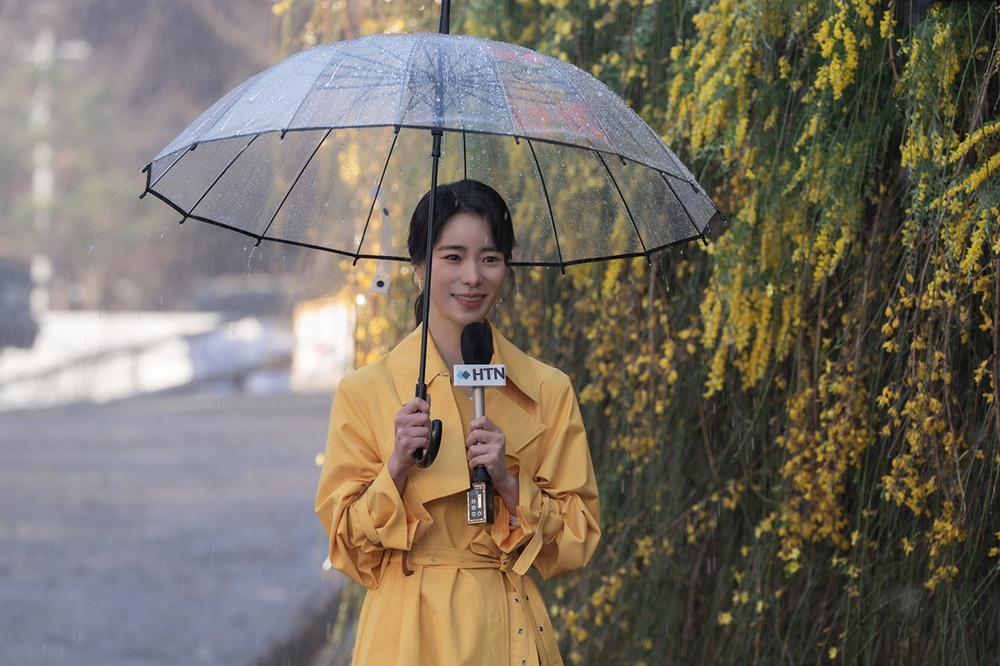 《黑暗榮耀》林智妍飾演的「朴涎鎮」原是最狠的加害者，卻在長大後成為知名氣象主播，還擁有幸福婚姻，她也成為宋慧喬劇中的最終的「復仇夢想」。（取自Netflix）