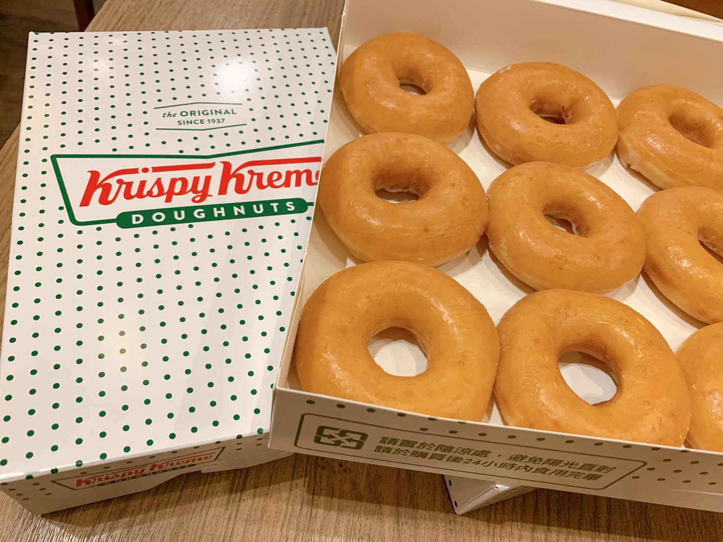 Krispy Kreme「甜甜圈買一送一」買新系列「兔來運轉禮盒 」，就享原味糖霜甜甜圈整盒免費送