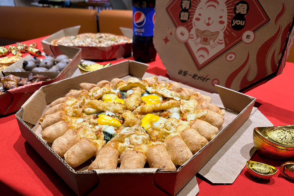 必勝客「開工優惠」來店外帶大披薩，不僅買一送一，更加贈旋風肉桂捲與可樂