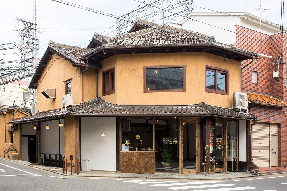 「Dragon Burger」2017 年在鄰近京都東福寺的首店開幕後，隨即受到日本媒體的熱烈報導，於知名食評網站「食べログ」獲選為京都 Top 3 漢堡店。