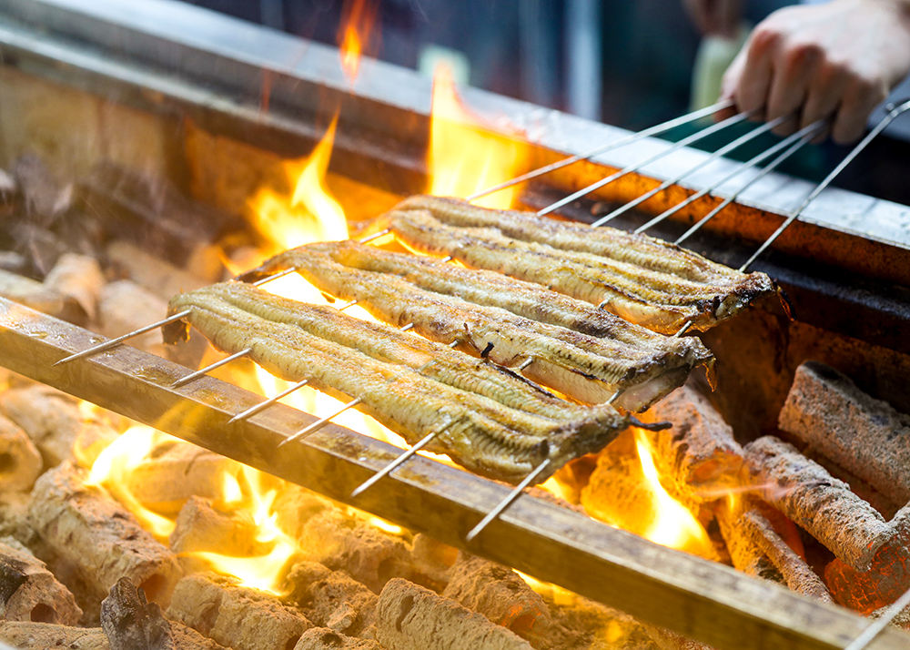 台北鰻魚飯「うなぎ 四代目菊川」透過備長炭烘烤，並撒上味醂，讓鰻魚吃起來外皮酥脆
