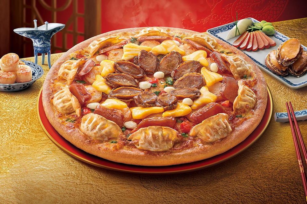必勝客新口味「奢華加貝烏金鮑魚披薩」售價 1,099 元（全台僅限 7,000 份）