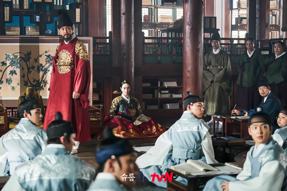 金惠秀在《王后傘下》飾演出身低微的中殿娘娘，為了皇子們的教育費盡苦心。 (取自tvN)