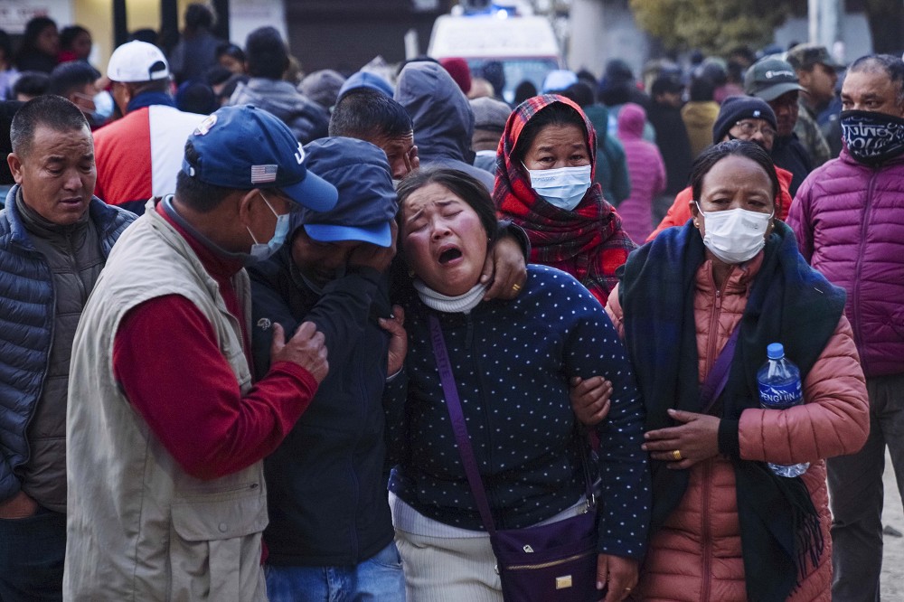 尼泊爾墜機悲痛欲絕的失事班機乘客家屬，趕往現場等候辨識親人遺體。