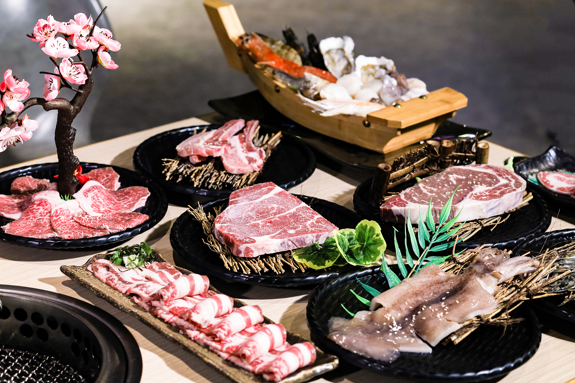 直接選擇 1499 元的價位，台北吃到飽「戰醬燒肉」就可以吃到牛豬雞羊各種肉品，還有各式海鮮