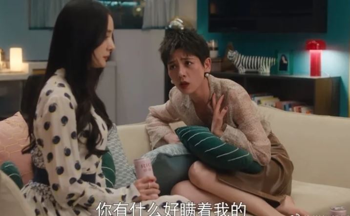 李曉峰在《愛的二八定律》劇中飾演楊冪閨密，該劇開播不久她就高調宣布與劉愷威的戀情，讓外界觀感不佳