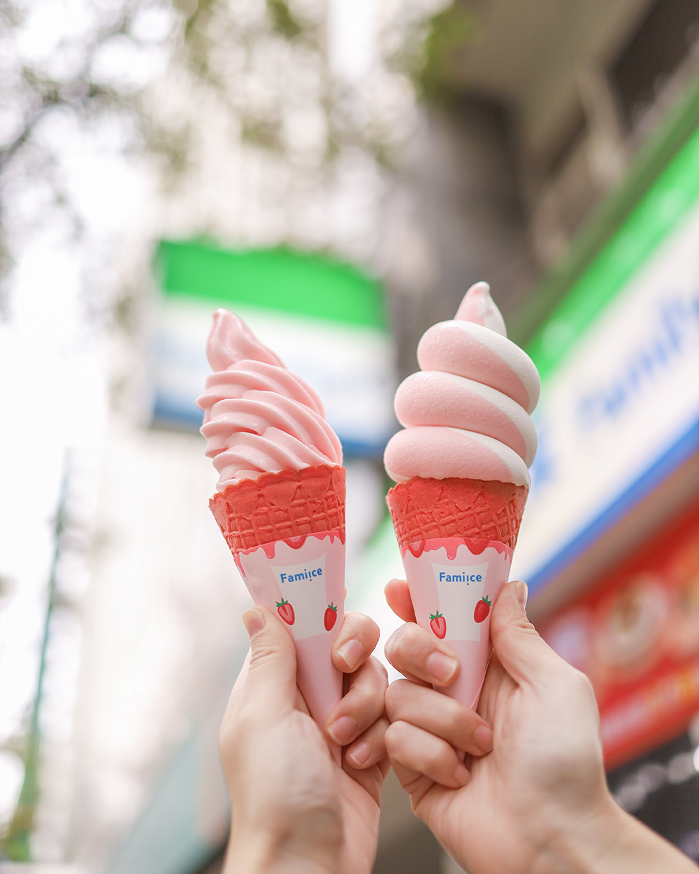 全家「草莓優格霜淇淋」將「重乳草莓冰淇淋」改良，打造出全新口味！
