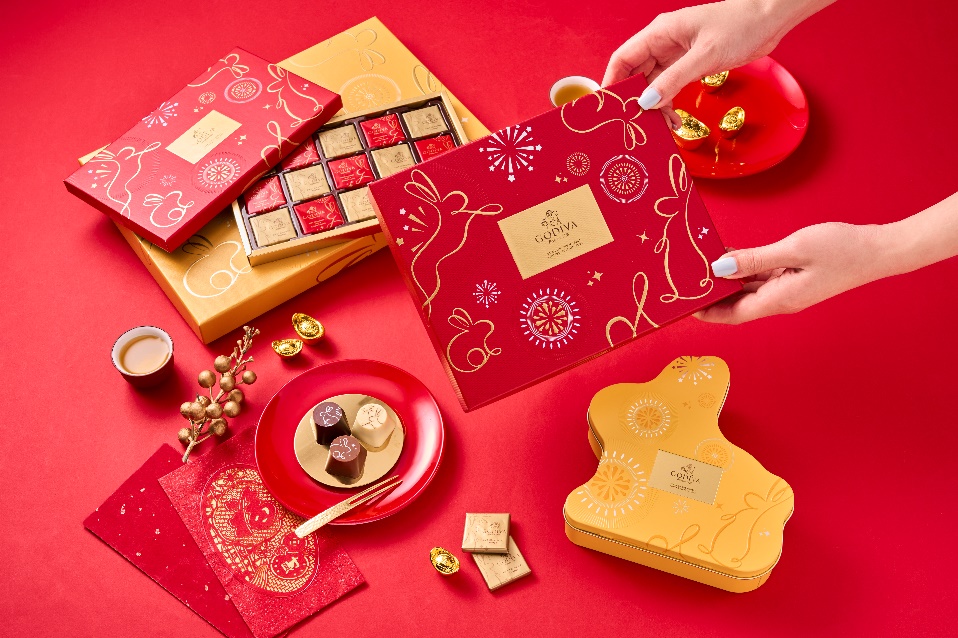 GODIVA 「年節禮盒」推薦：新年巧克力禮盒 18 顆裝、新年片裝巧克力禮盒 15 片裝／售價 2,480 元、980 元