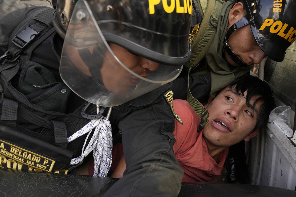 祕魯群眾與警方發生嚴重衝突
