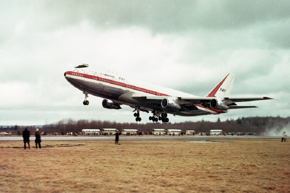 波音747在1969年2月9日首飛成功