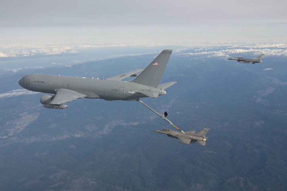 KC-46正在執行替F-16戰機加油的任務
