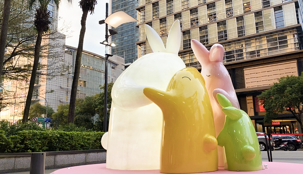 新光三越「兔年燈展 2023」4 米高兔子主燈就在信義新天地 A8 門口