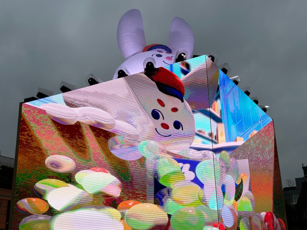 台灣燈會源展區〈台北兔給樂〉每晚帶來沈浸式裸眼 3D 展演，「待機」期間，還可以揮手與它互動