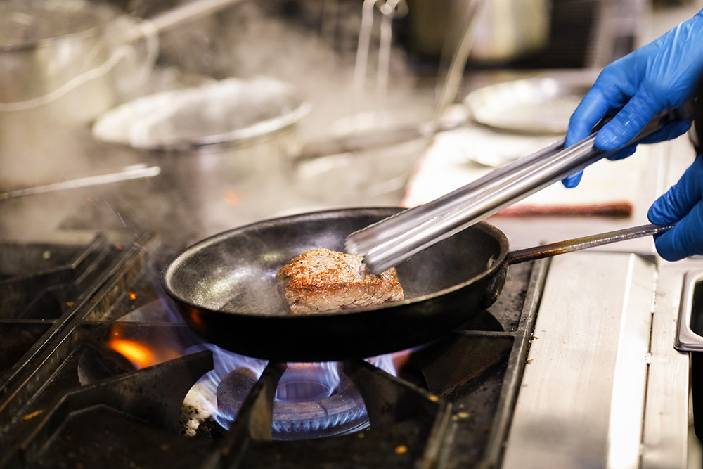 台北萬豪酒店「Lobby Lounge」爐烤菲力牛排吃到飽採用三段式烹調、使肉質更加多汁軟嫩。