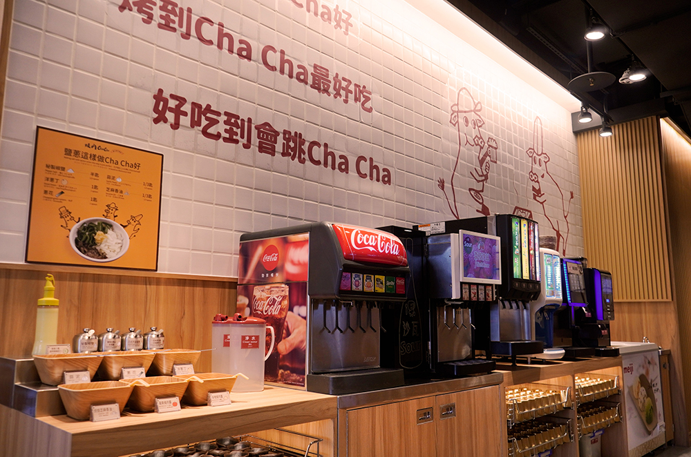 馬辣個人烤肉「燒肉 ChaCha」加價 60 元即可無酒精飲品、日本明治冰淇淋等自助吧無限量暢飲、暢食。
