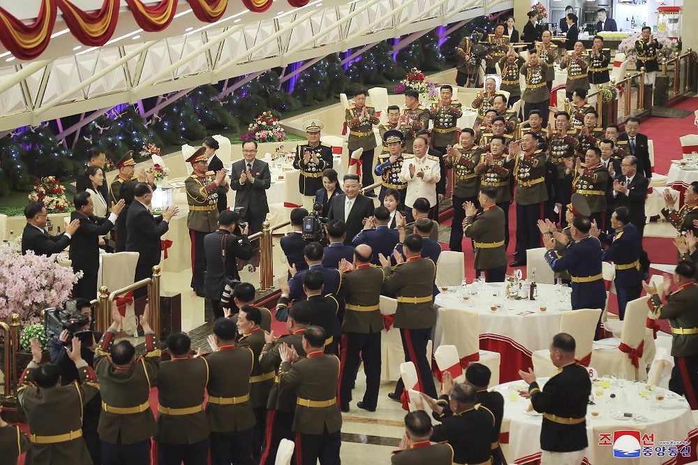 金正恩與妻女接受北韓軍方高層熱烈歡迎