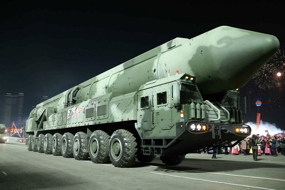 北韓展出新型彈道飛彈發射車