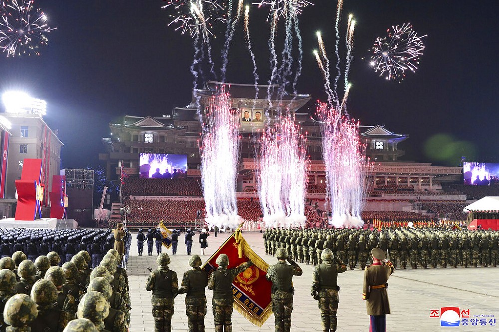 北韓晚間閱兵