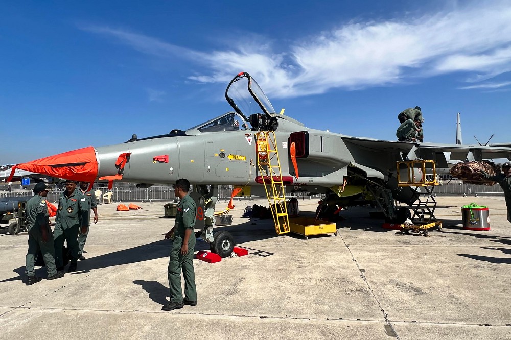印度空軍地勤人員檢查「美洲豹」攻擊機