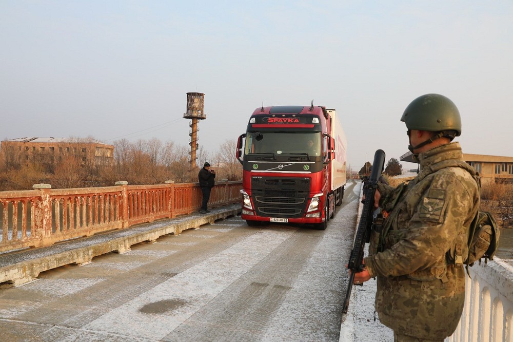 亞美尼亞救援物資車隊越過邊境橋樑