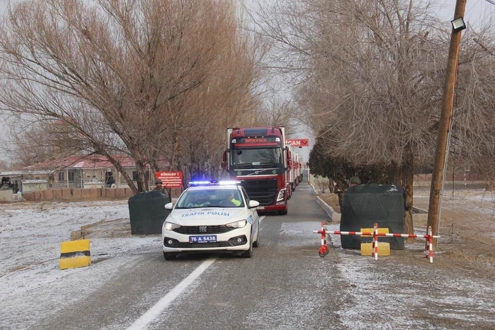 亞美尼亞救援物資車隊越過邊境橋梁
