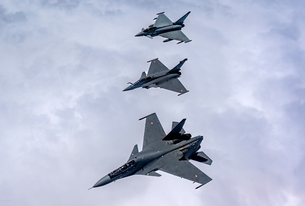 印軍「飆風」和Su-30 MKI協同英國「颱風」戰機進行聯演