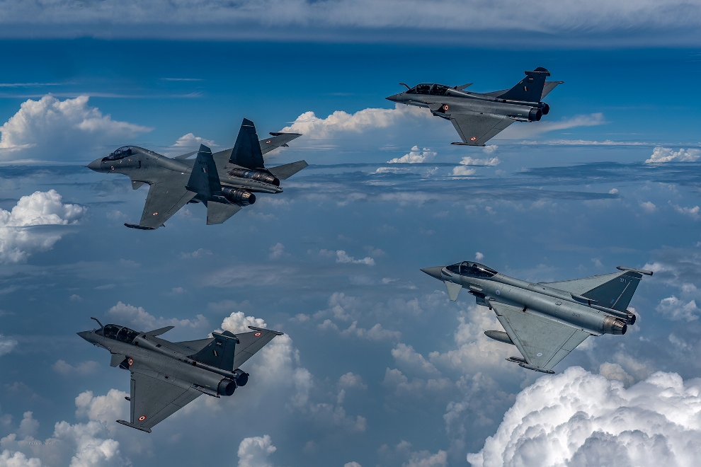 印軍「飆風」和Su-30 MKI協同英國「颱風」戰機進行聯演