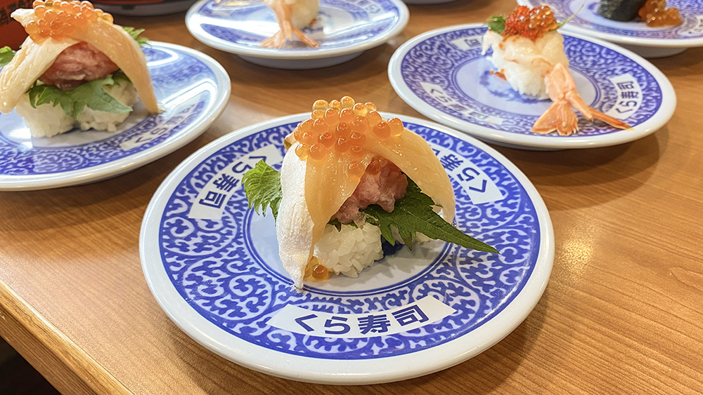 藏壽司「鮭魚肚贅澤海鮮塔」全新登場！一次可以吃到鮭魚肚、鮭魚卵，以及蔥花鮪魚
