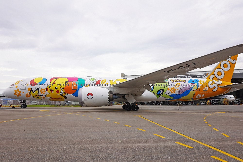 酷航與寶可夢公司攜手合作，在波音 787 夢幻客機的機身上展現出「Scoot X 寶可夢」的獨家彩繪設計
